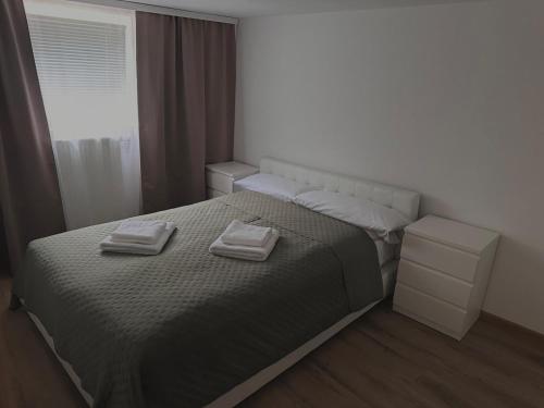 a bedroom with a bed with two towels on it at Zwei Zimmer Wohnung mit Küche in Kuchen