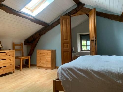 1 dormitorio con 1 cama, vestidor y ventana en Le Mas des Cyprès, en Constans