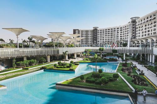Luxury hotel apartment with pools in front AUC في القاهرة: اطلالة على منتجع مع مسبح كبير