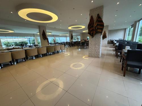 Ayvacık Hotel Restaurant في سامسون: غرفة طعام مع طاولات وكراسي في مطعم