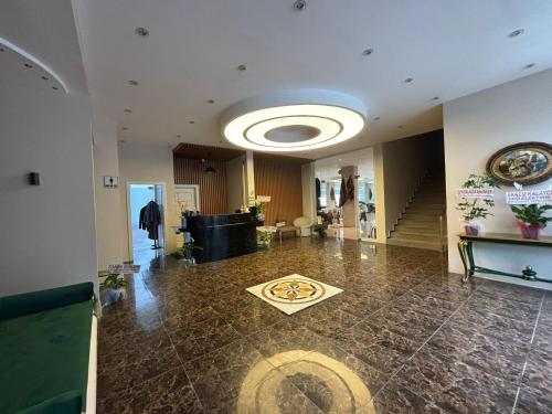 una grande hall con una grande stanza con soffitto di Ayvacık Hotel Restaurant a Samsun