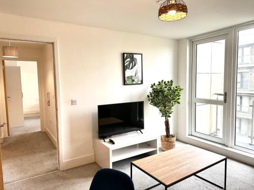 Μια τηλεόραση ή/και κέντρο ψυχαγωγίας στο Stunning Central Manchester Apartment with Parking