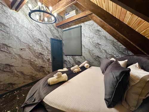 蓋貝萊的住宿－Qafqaz Cabana Chalet，一间卧室配有一张大床和毛巾