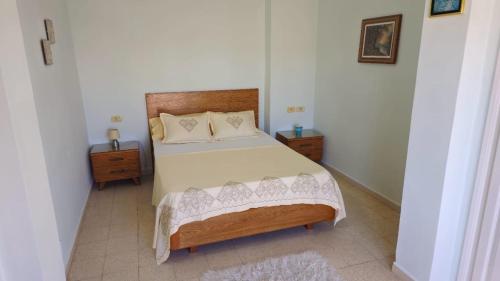 1 dormitorio con 1 cama en una habitación blanca en Bensassi Urban Escape, en La Marsa