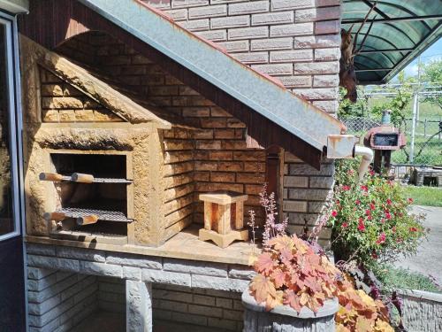 a wooden bird house on the side of a house at Vila Zvezdane večeri in Rudnik Kačerski