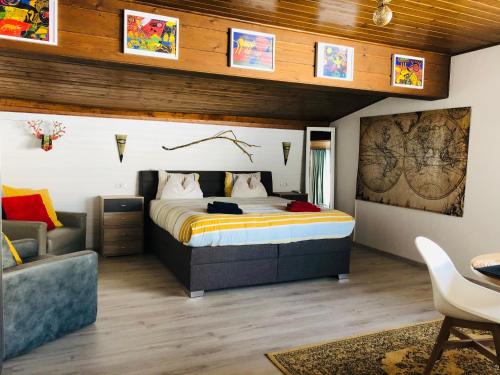 una camera con un grande letto di Schans Appartements a Hermagor