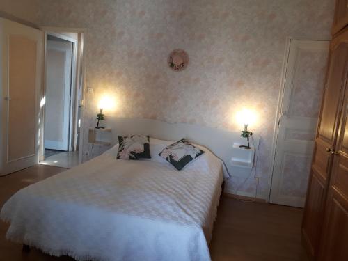 une chambre avec un lit blanc avec deux oreillers dessus dans l'établissement MAISON 6 personnes 80M2 ENTRE LES CALANQUES DU MUGEL ET FIGUEROLLES, à La Ciotat