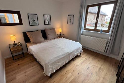 ein Schlafzimmer mit einem weißen Bett und einem Fenster in der Unterkunft Design Apartment im alten Schloss Deidesheim in Deidesheim