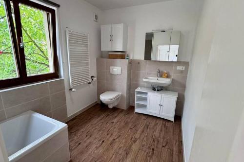 ein Badezimmer mit einem Waschbecken, einem WC und einer Badewanne in der Unterkunft Design Apartment im alten Schloss Deidesheim in Deidesheim
