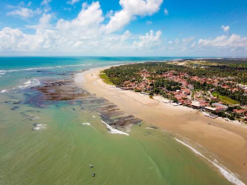an aerial view of a beach with a town at Pousada Kalunga in Flecheiras