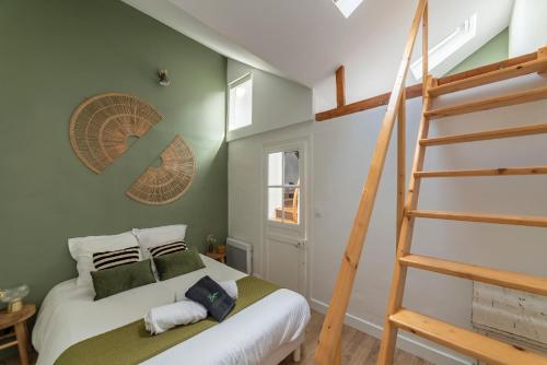 - une chambre avec un lit et une échelle dans l'établissement La Grande Escale - Hyper Centre - Parking gratuit, à Trouville-sur-Mer