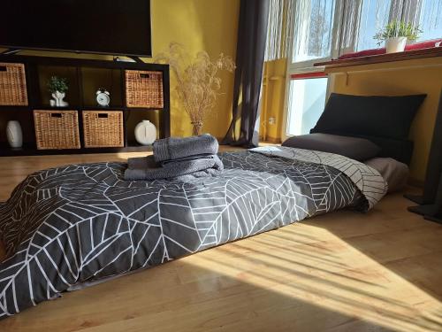 1 dormitorio con cama con edredón en Róża Południa, en Głuchołazy