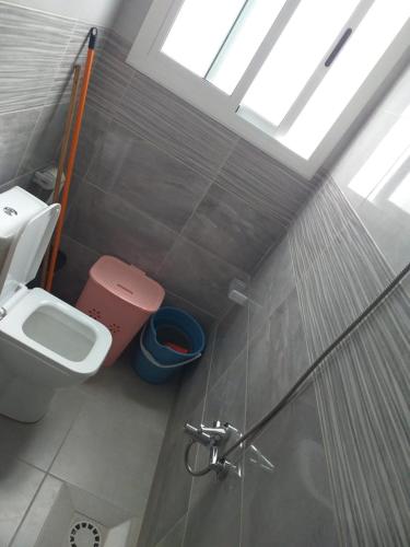 Ochenene的住宿－Résidence ElBoustani，一间带卫生间和水槽的浴室