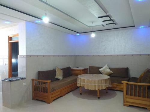 Ochenene的住宿－Résidence ElBoustani，客厅配有沙发和桌子
