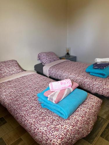 deux lits côte à côte dans une pièce dans l'établissement Logement à castex, à Castex