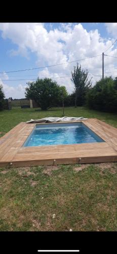 une petite piscine avec une terrasse en bois dans l'établissement Logement à castex, à Castex