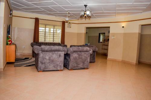 Гостиная зона в Karura and friends airbnb (affordable)
