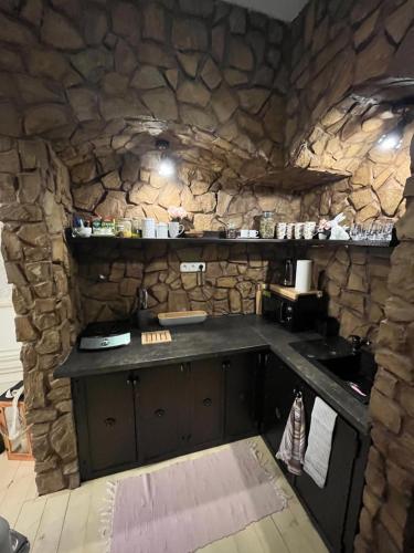 cocina con pared de piedra y encimera en Apartmán siedmy div, en Banská Štiavnica