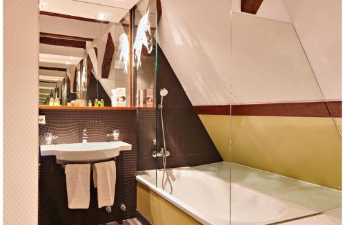 a bathroom with a sink and a shower at Bernsteinschloss in Wendorf