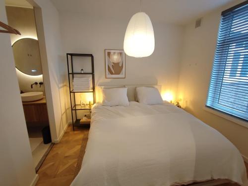 Un pat sau paturi într-o cameră la Luxury room with private bathroom on great location.