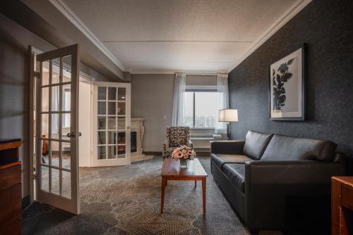 Un lugar para sentarse en Monte Carlo Inn Barrie - Newly Renovated