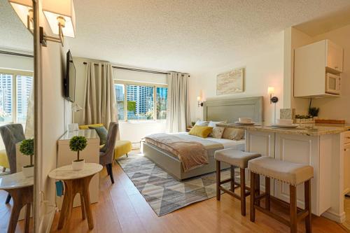a bedroom with a bed and a kitchen with a counter at Luxury Downtown Studio King Bed City View in Seattle