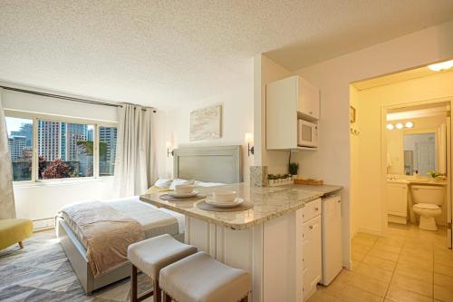 1 dormitorio con 1 cama y cocina con encimera en Luxury Downtown Studio King Bed City View en Seattle