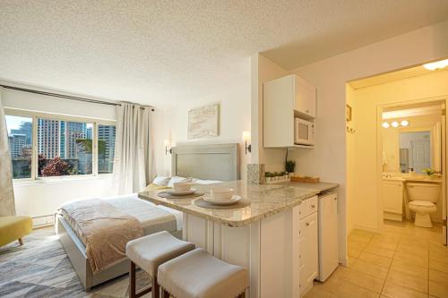Luxury Downtown Studio King Bed City View_3