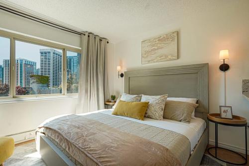 1 dormitorio con 1 cama grande y ventana grande en Luxury Downtown Studio King Bed City View en Seattle