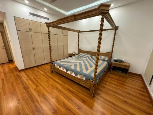 1 dormitorio con 1 cama con dosel en Apartment in heart of Lahore en Lahore