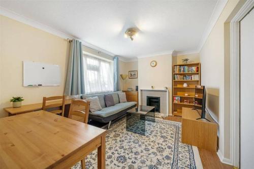Ruang duduk di Cosy entire one bedroom hideaway
