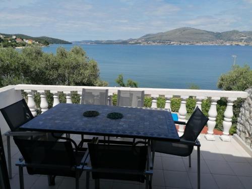 una mesa y sillas en un balcón con vistas al agua en Apartments Villa Julia, en Trogir