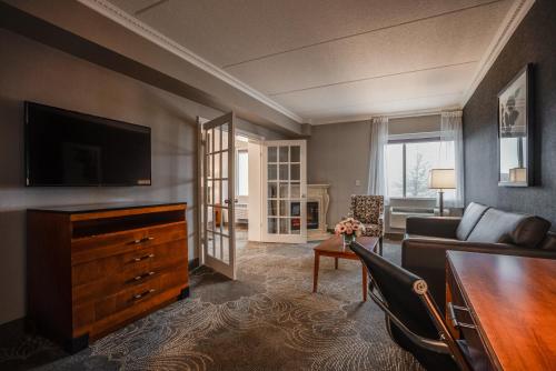 Una televisión o centro de entretenimiento en Monte Carlo Inn Barrie - Newly Renovated