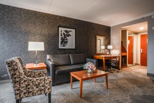 Un lugar para sentarse en Monte Carlo Inn Barrie - Newly Renovated