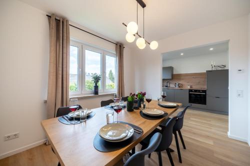 Η κουζίνα ή μικρή κουζίνα στο RAW-Flat Meier - Modern - Stylisch - Balkon - Netflix