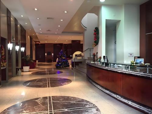a christmas tree in the lobby of a hotel at Flat no melhor local do Centro/Batel in Curitiba