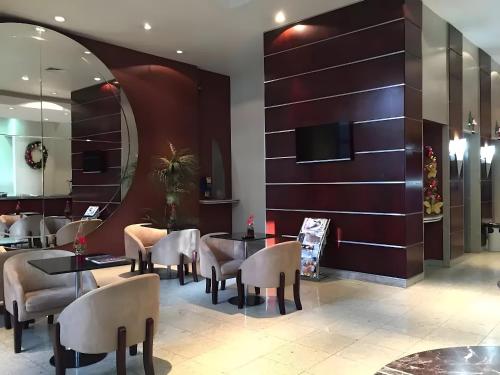 a restaurant with tables and chairs and a mirror at Flat no melhor local do Centro/Batel in Curitiba