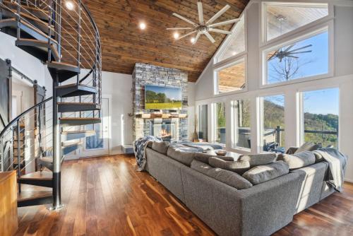 Χώρος καθιστικού στο Panoramic Mtn Views HotTub Fire Pit Near Asheville