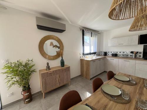Una cocina o zona de cocina en le cocon vézerontin