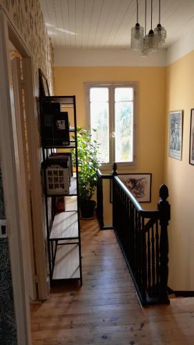 un couloir avec un escalier en colimaçon dans une maison dans l'établissement La fontaine, à Eauze