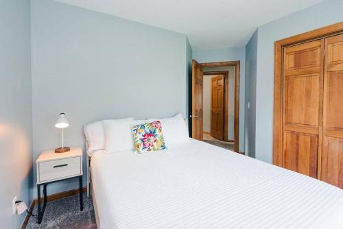 een slaapkamer met een bed met een kussen erop bij Kinston Getaway #1 in Kinston