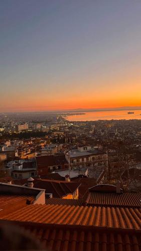 een uitzicht op de stad bij zonsondergang met de oceaan bij Endless view in Thessaloniki