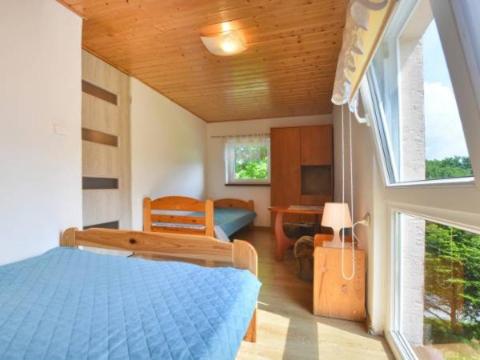 1 dormitorio con 1 cama y escritorio en una habitación en Gospodarstwo agroturystyczne Pod Świerkami en Berezka