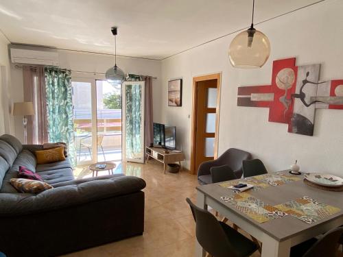 een woonkamer met een bank en een tafel bij Apartamento La Gavina SOLO FAMILIAS in Playa de Gandia