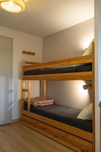 une chambre avec deux lits superposés dans l'établissement Chaleureux appartement avec balcon au cœur des Rousses, aux Rousses