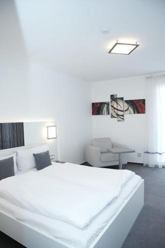 Postel nebo postele na pokoji v ubytování Weber Hotel Mannheim