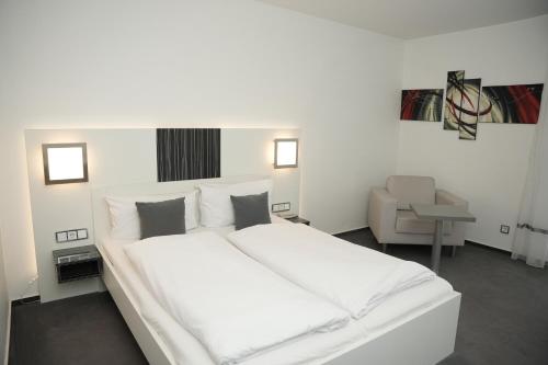 Postel nebo postele na pokoji v ubytování Weber Hotel Mannheim