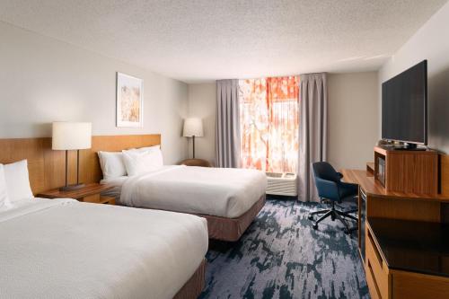 塔拉哈西的住宿－北塔拉哈西/10號州際公路費爾菲爾德客棧，酒店客房设有两张床和电视。