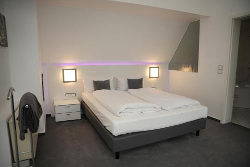 Postel nebo postele na pokoji v ubytování Weber Hotel Mannheim