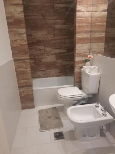 a bathroom with a toilet and a tub and a sink at Tu Refugio 3 - Monoambiente/Loft cerca del parque in Santiago del Estero